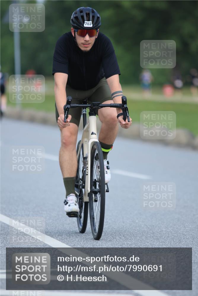 21.06.2025 - 27. Vierlanden-Triathlon H.Heesch http://msf.ph/oto/7990691 15.06.2025 11:52:52 Radfahren 703, 791, 801 meine-sportfotos.de