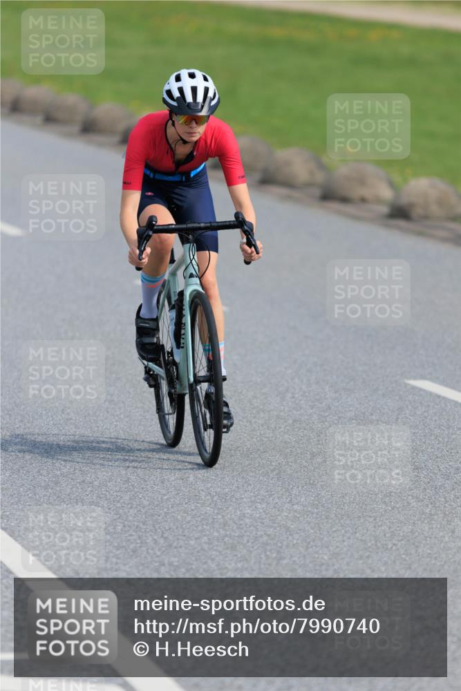 15.06.2025 - 27. Vierlanden-Triathlon H.Heesch http://msf.ph/oto/7990740 15.06.2025 09:51:54 Radfahren 69, 85, 120, 205 meine-sportfotos.de