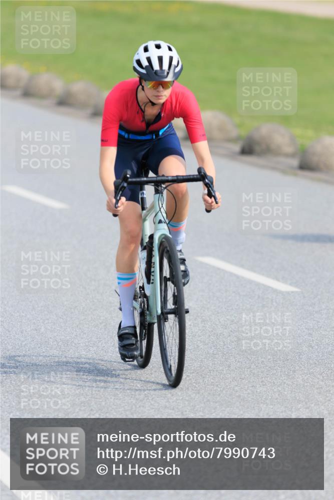 15.06.2025 - 27. Vierlanden-Triathlon H.Heesch http://msf.ph/oto/7990743 15.06.2025 09:51:54 Radfahren 69, 85, 120, 205 meine-sportfotos.de