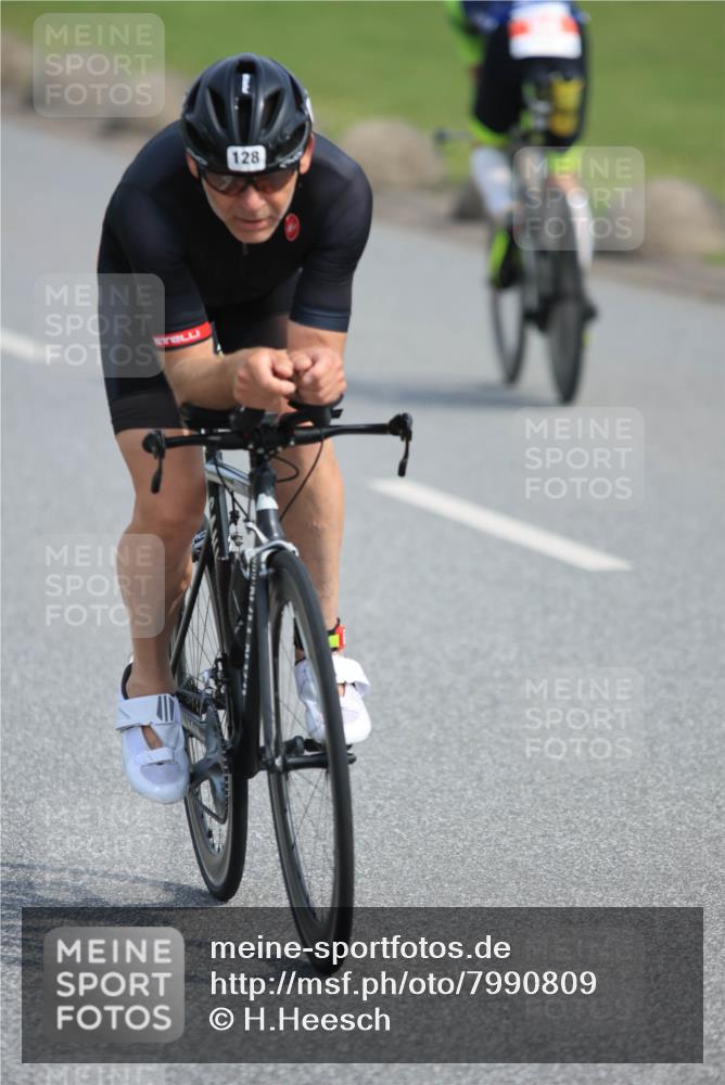 15.06.2025 - 27. Vierlanden-Triathlon H.Heesch http://msf.ph/oto/7990809 15.06.2025 09:54:23 Radfahren 30, 43, 49, 73, 94, 122, 128, 199, 248 meine-sportfotos.de
