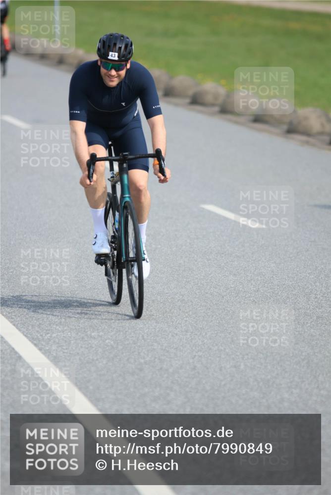 15.06.2025 - 27. Vierlanden-Triathlon H.Heesch http://msf.ph/oto/7990849 15.06.2025 09:54:31 Radfahren 43, 49, 199 meine-sportfotos.de