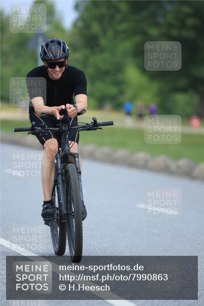 21.06.2025 - 27. Vierlanden-Triathlon H.Heesch http://msf.ph/oto/7990863 15.06.2025 11:53:47 Radfahren 745, 893, 966 meine-sportfotos.de