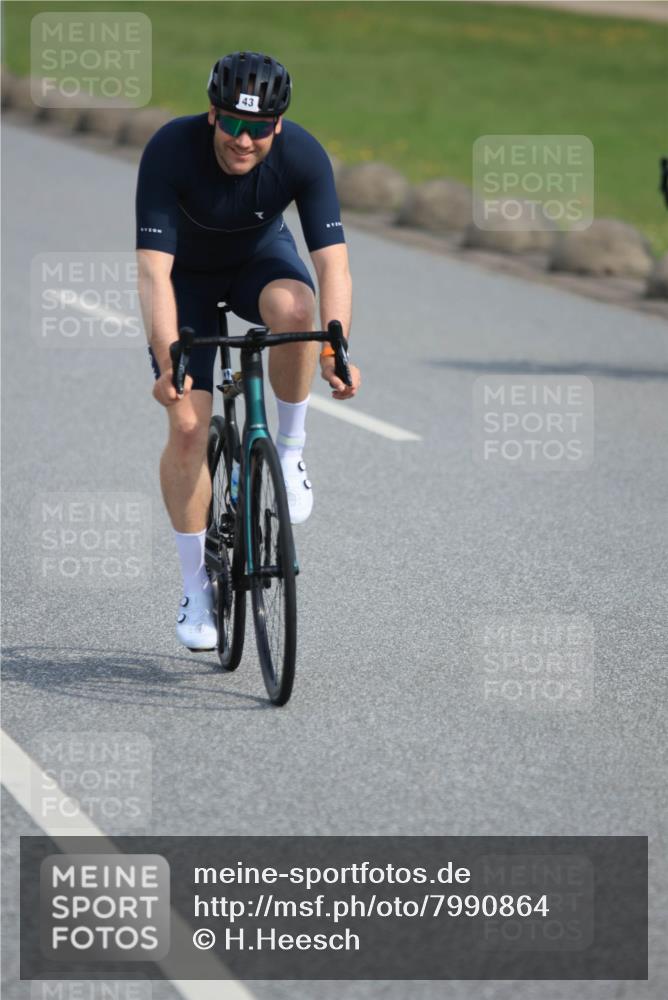 15.06.2025 - 27. Vierlanden-Triathlon H.Heesch http://msf.ph/oto/7990864 15.06.2025 09:54:31 Radfahren 43, 49, 199 meine-sportfotos.de