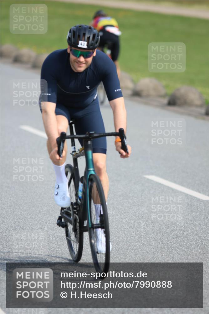 15.06.2025 - 27. Vierlanden-Triathlon H.Heesch http://msf.ph/oto/7990888 15.06.2025 09:54:31 Radfahren 43, 49, 199 meine-sportfotos.de