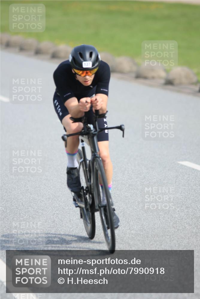15.06.2025 - 27. Vierlanden-Triathlon H.Heesch http://msf.ph/oto/7990918 15.06.2025 09:54:40 Radfahren 137, 159, 213 meine-sportfotos.de