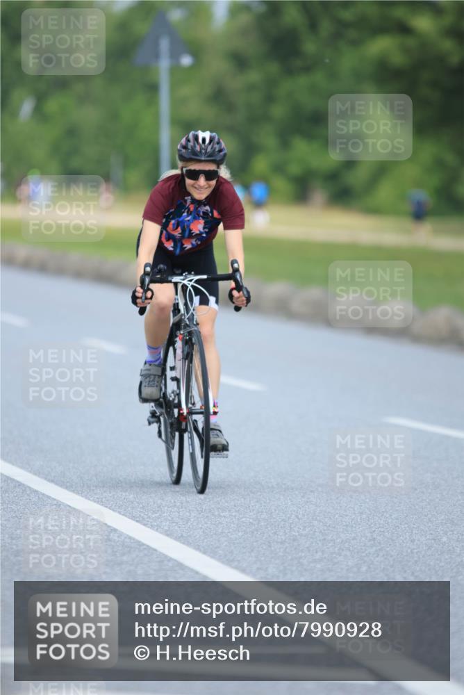 21.06.2025 - 27. Vierlanden-Triathlon H.Heesch http://msf.ph/oto/7990928 15.06.2025 11:53:55 Radfahren 745, 754, 893, 966 meine-sportfotos.de