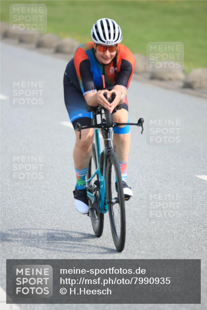15.06.2025 - 27. Vierlanden-Triathlon H.Heesch http://msf.ph/oto/7990935 15.06.2025 09:54:42 Radfahren 137, 159, 213 meine-sportfotos.de