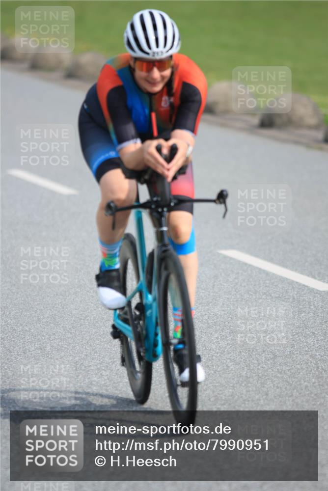 15.06.2025 - 27. Vierlanden-Triathlon H.Heesch http://msf.ph/oto/7990951 15.06.2025 09:54:42 Radfahren 137, 159, 213 meine-sportfotos.de