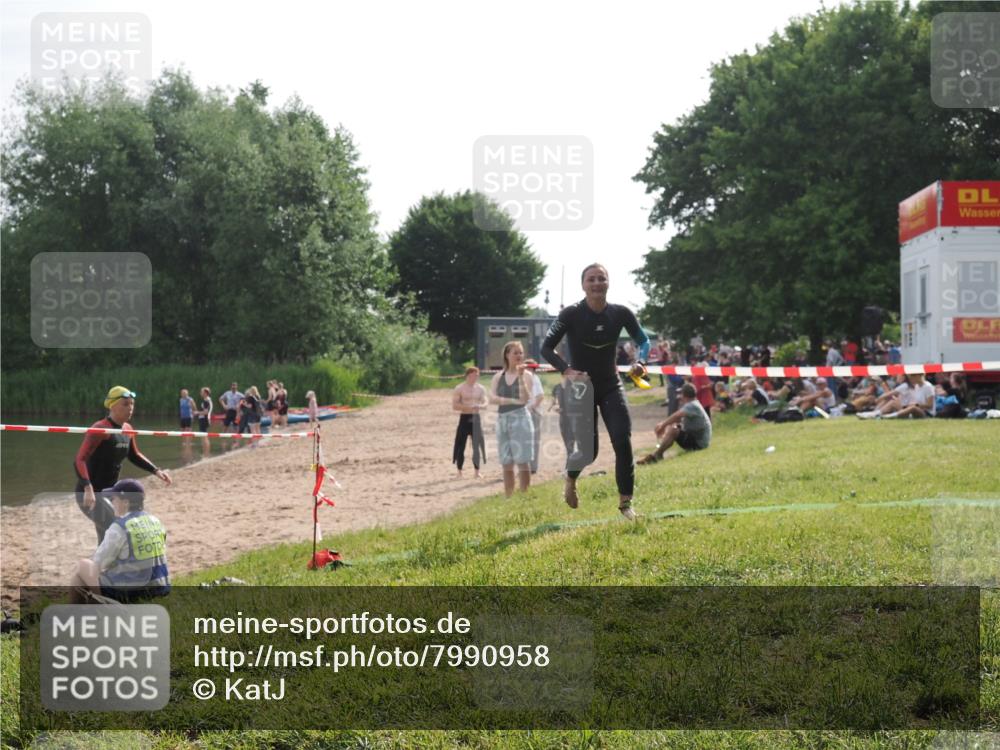 15.06.2025 - 27. Vierlanden-Triathlon KatJ http://msf.ph/oto/7990958 15.06.2025 09:12:06 Schwimmen 201, 215, 229 meine-sportfotos.de
