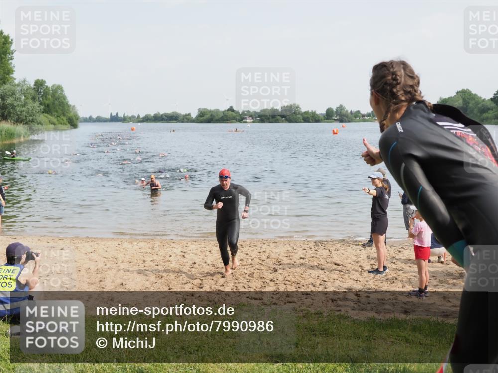 21.06.2025 - 27. Vierlanden-Triathlon MichiJ http://msf.ph/oto/7990986 15.06.2026 09:53:58 Schwimmen 267, 307 meine-sportfotos.de