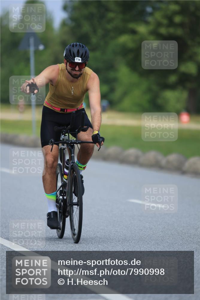 21.06.2025 - 27. Vierlanden-Triathlon H.Heesch http://msf.ph/oto/7990998 15.06.2025 11:53:59 Radfahren 754, 966 meine-sportfotos.de