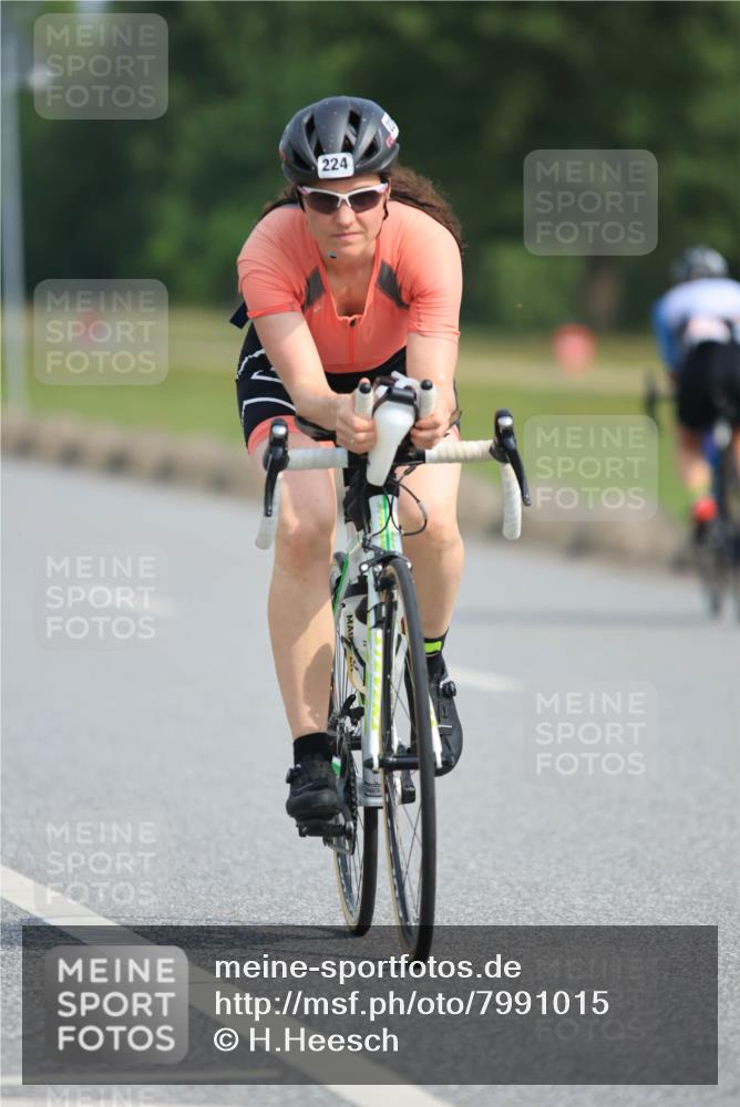 15.06.2025 - 27. Vierlanden-Triathlon H.Heesch http://msf.ph/oto/7991015 15.06.2025 09:55:15 Radfahren 104, 224 meine-sportfotos.de