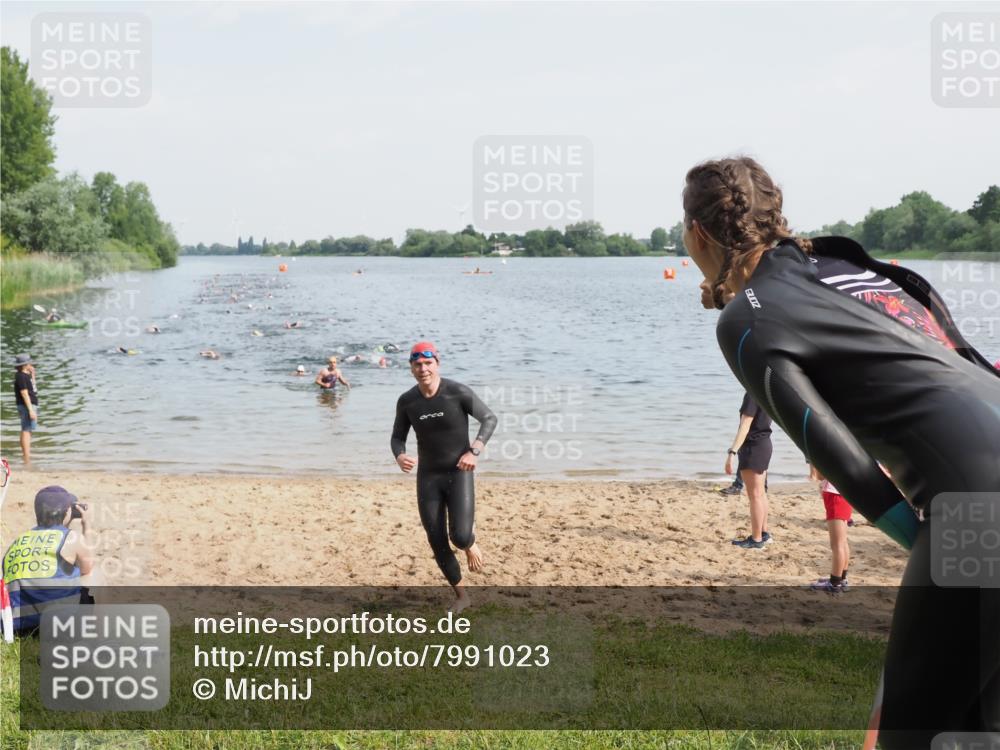 21.06.2025 - 27. Vierlanden-Triathlon MichiJ http://msf.ph/oto/7991023 15.06.2026 09:53:59 Schwimmen 267, 307 meine-sportfotos.de