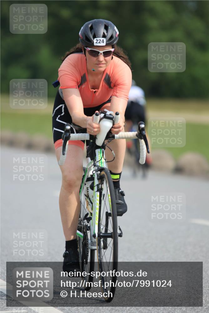 15.06.2025 - 27. Vierlanden-Triathlon H.Heesch http://msf.ph/oto/7991024 15.06.2025 09:55:15 Radfahren 104, 224 meine-sportfotos.de