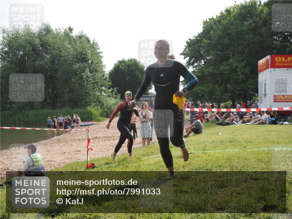 15.06.2025 - 27. Vierlanden-Triathlon KatJ http://msf.ph/oto/7991033 15.06.2025 09:12:07 Schwimmen 201, 215, 229 meine-sportfotos.de
