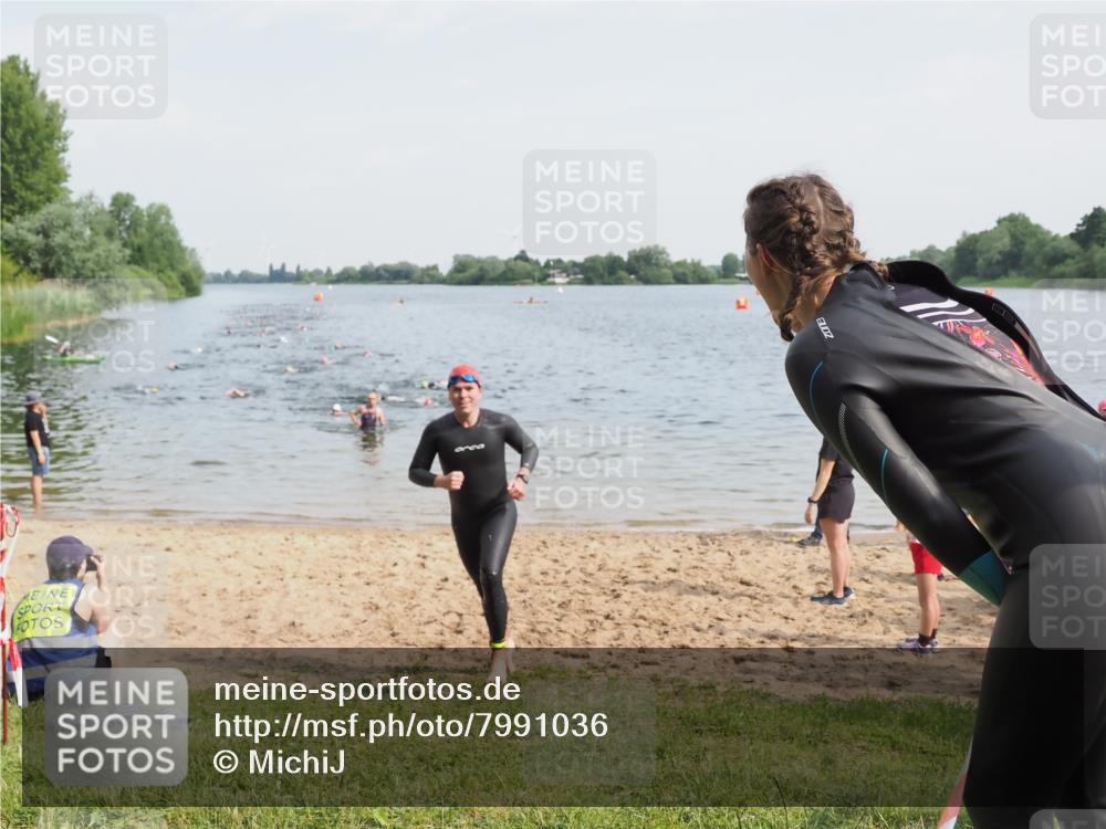 21.06.2025 - 27. Vierlanden-Triathlon MichiJ http://msf.ph/oto/7991036 15.06.2026 09:53:59 Schwimmen 267, 307 meine-sportfotos.de