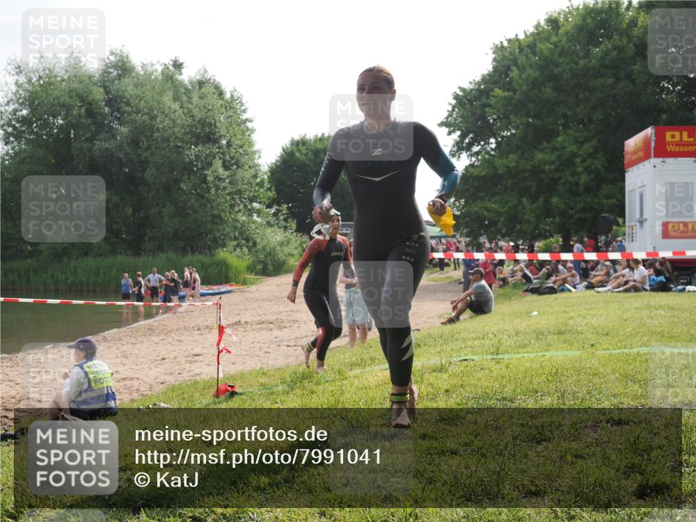 15.06.2025 - 27. Vierlanden-Triathlon KatJ http://msf.ph/oto/7991041 15.06.2025 09:12:07 Schwimmen 201, 215, 229 meine-sportfotos.de