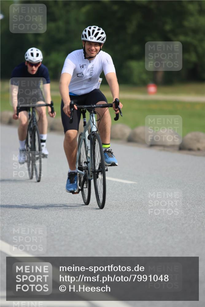15.06.2025 - 27. Vierlanden-Triathlon H.Heesch http://msf.ph/oto/7991048 15.06.2025 09:55:39 Radfahren 2, 5, 58, 237 meine-sportfotos.de