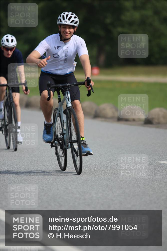 15.06.2025 - 27. Vierlanden-Triathlon H.Heesch http://msf.ph/oto/7991054 15.06.2025 09:55:39 Radfahren 2, 5, 58, 237 meine-sportfotos.de