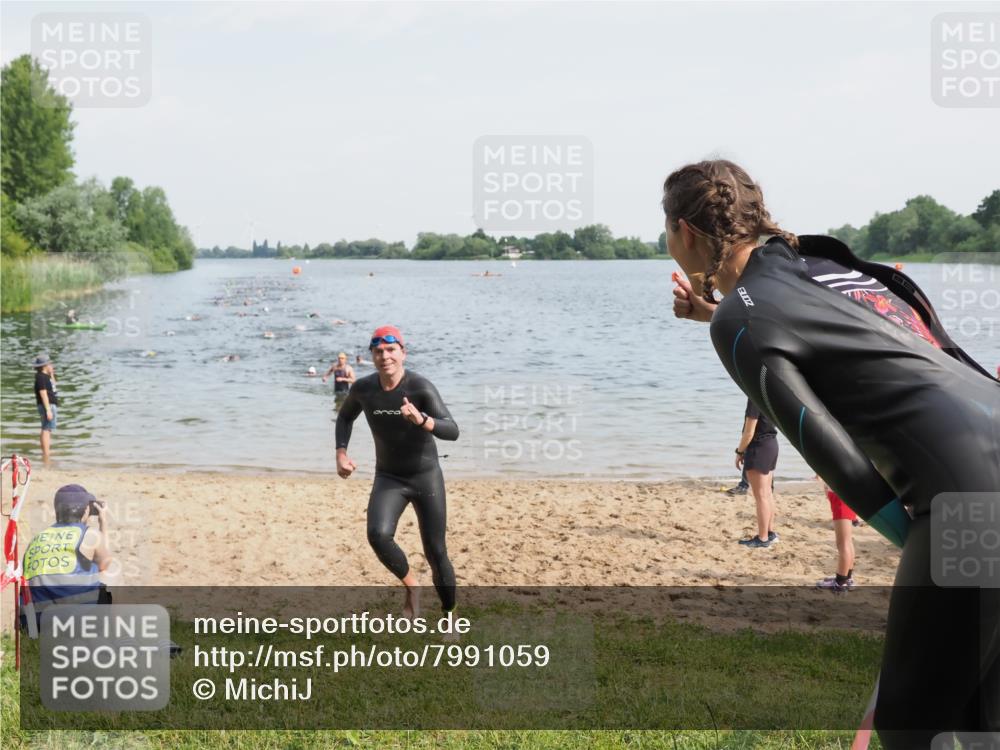 21.06.2025 - 27. Vierlanden-Triathlon MichiJ http://msf.ph/oto/7991059 15.06.2026 09:53:59 Schwimmen 267, 307 meine-sportfotos.de