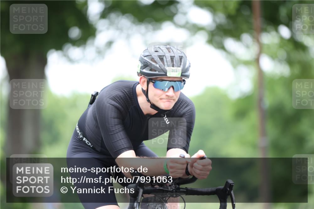 15.06.2025 - 7 Türme Triathlon Yannick Fuchs http://msf.ph/oto/7991063 15.06.2025 11:56:26 Radfahren 211, 303 meine-sportfotos.de