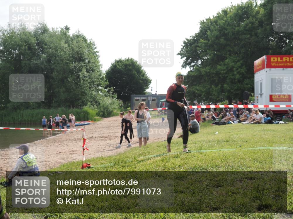 15.06.2025 - 27. Vierlanden-Triathlon KatJ http://msf.ph/oto/7991073 15.06.2025 09:12:08 Schwimmen 201, 215, 229 meine-sportfotos.de