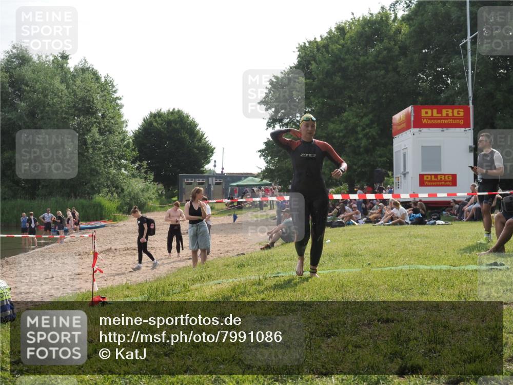 15.06.2025 - 27. Vierlanden-Triathlon KatJ http://msf.ph/oto/7991086 15.06.2025 09:12:09 Schwimmen 201, 215, 229 meine-sportfotos.de