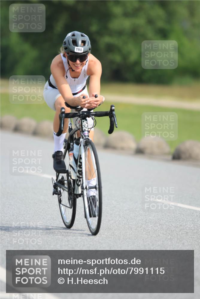 15.06.2025 - 27. Vierlanden-Triathlon H.Heesch http://msf.ph/oto/7991115 15.06.2025 09:55:52 Radfahren 198, 229 meine-sportfotos.de