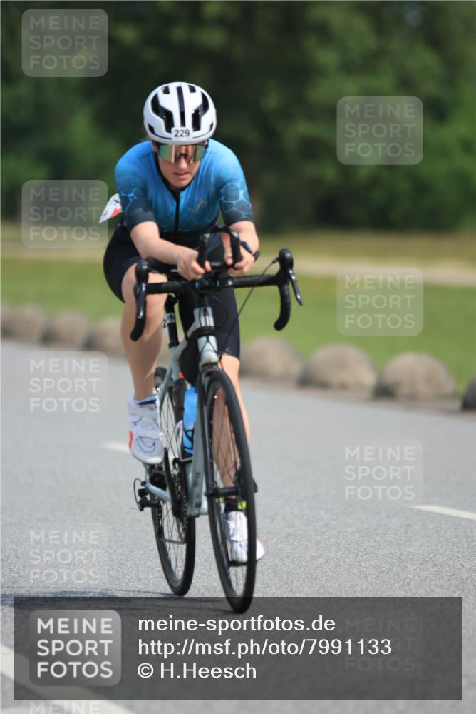 15.06.2025 - 27. Vierlanden-Triathlon H.Heesch http://msf.ph/oto/7991133 15.06.2025 09:55:54 Radfahren 12, 198, 229 meine-sportfotos.de