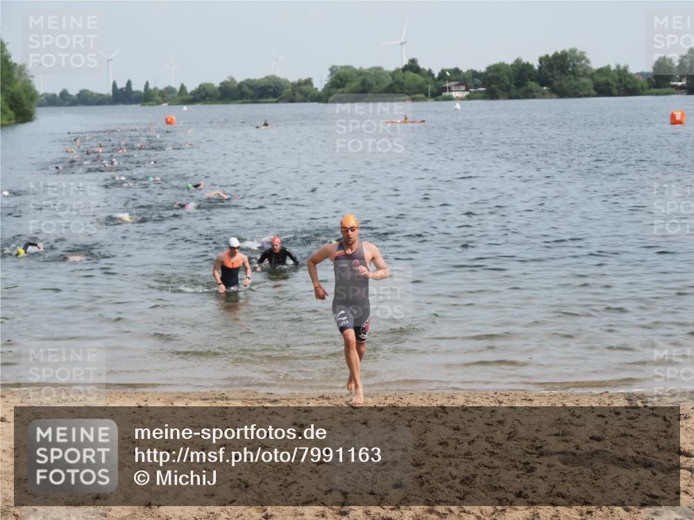 21.06.2025 - 27. Vierlanden-Triathlon MichiJ http://msf.ph/oto/7991163 15.06.2026 09:54:05 Schwimmen 267, 307, 356 meine-sportfotos.de
