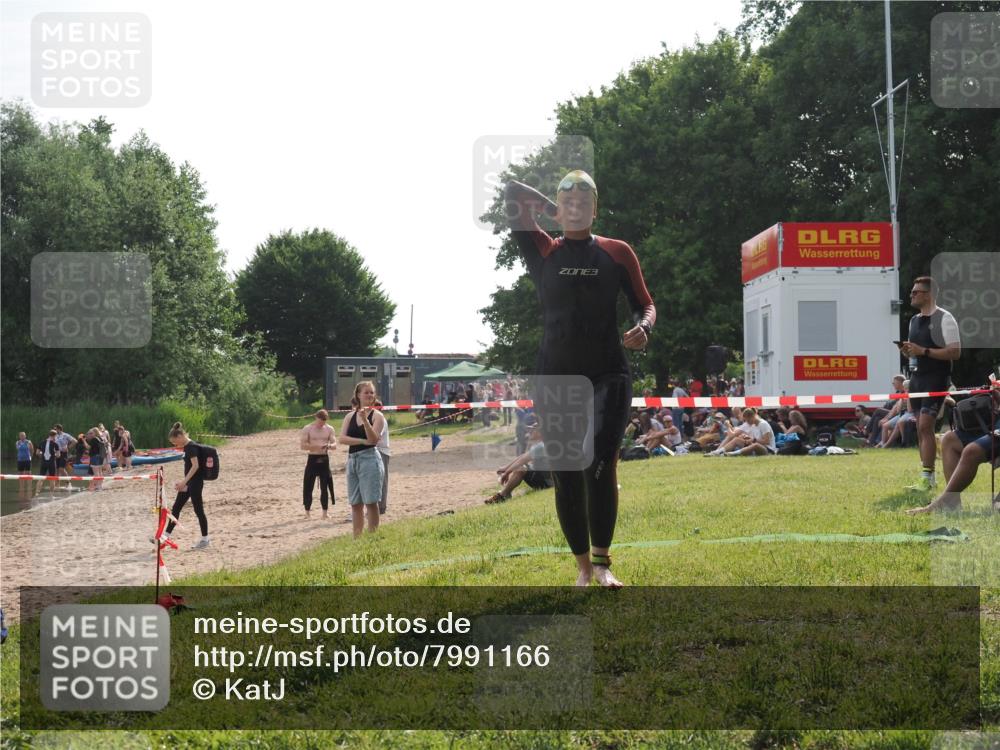 15.06.2025 - 27. Vierlanden-Triathlon KatJ http://msf.ph/oto/7991166 15.06.2025 09:12:10 Schwimmen 201, 215, 229 meine-sportfotos.de