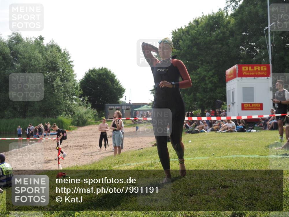 15.06.2025 - 27. Vierlanden-Triathlon KatJ http://msf.ph/oto/7991191 15.06.2025 09:12:11 Schwimmen 201, 215, 229 meine-sportfotos.de