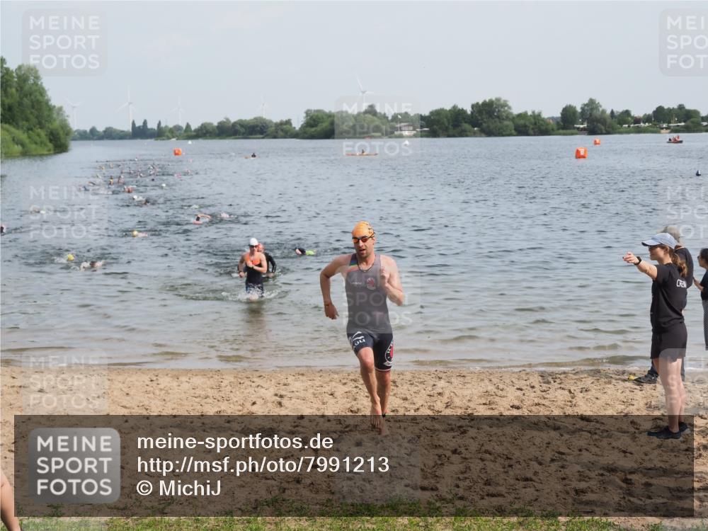 21.06.2025 - 27. Vierlanden-Triathlon MichiJ http://msf.ph/oto/7991213 15.06.2026 09:54:06 Schwimmen 267, 307, 356 meine-sportfotos.de