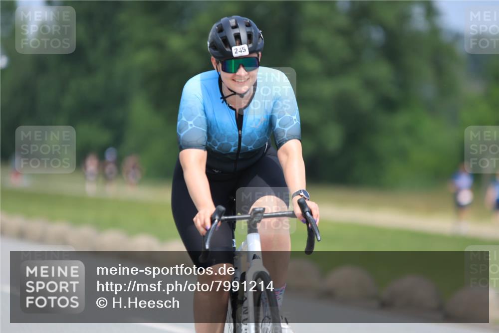 21.06.2025 - 27. Vierlanden-Triathlon H.Heesch http://msf.ph/oto/7991214 15.06.2025 11:55:23 Radfahren 835, 920, 960, 962, 982 meine-sportfotos.de
