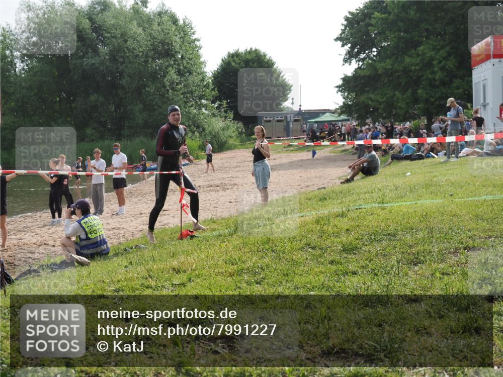 15.06.2025 - 27. Vierlanden-Triathlon KatJ http://msf.ph/oto/7991227 15.06.2025 09:13:35 Schwimmen 237 meine-sportfotos.de