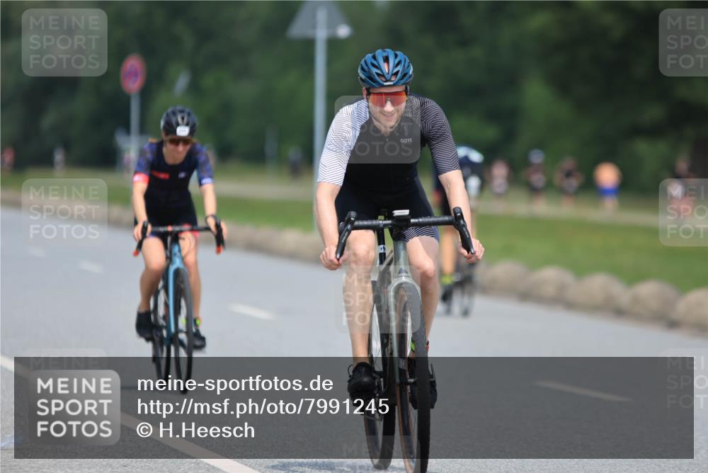 21.06.2025 - 27. Vierlanden-Triathlon H.Heesch http://msf.ph/oto/7991245 15.06.2025 11:55:25 Radfahren 920, 960, 962, 982 meine-sportfotos.de