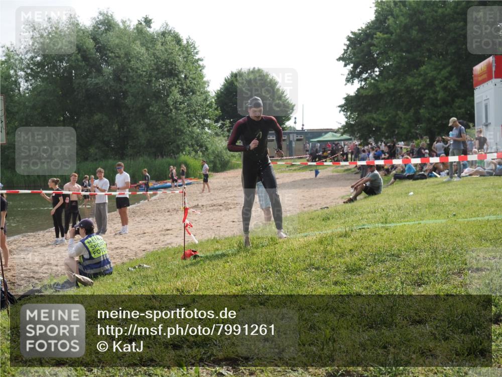 15.06.2025 - 27. Vierlanden-Triathlon KatJ http://msf.ph/oto/7991261 15.06.2025 09:13:36 Schwimmen 237 meine-sportfotos.de