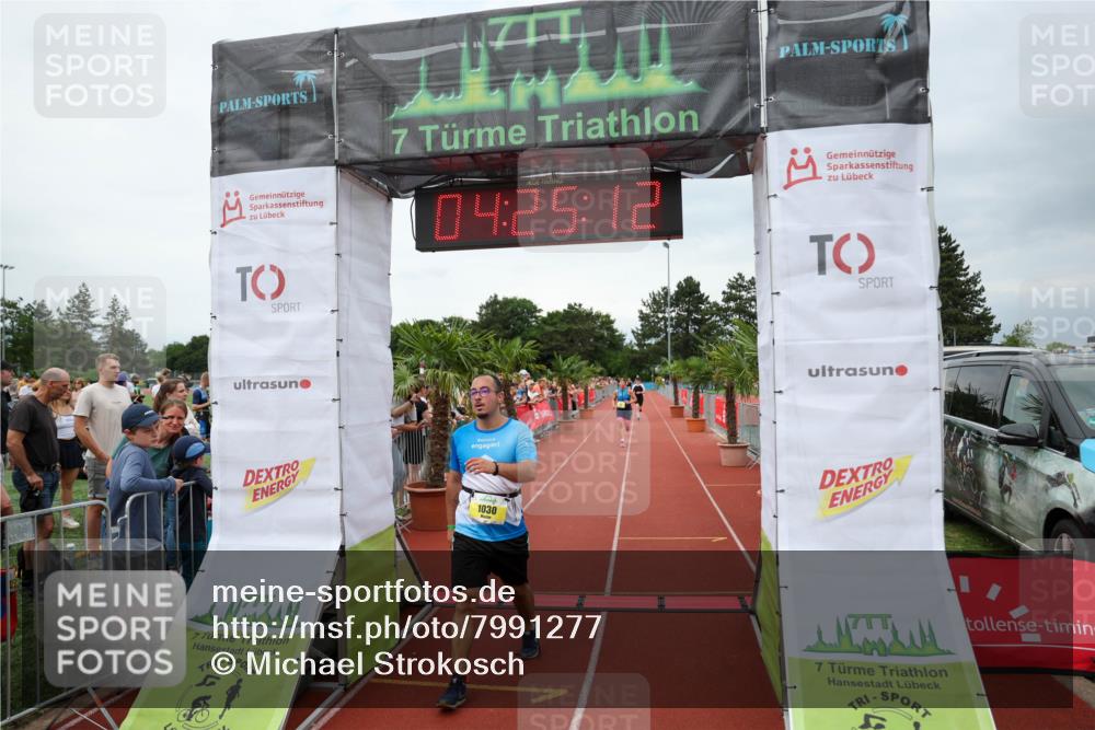 15.06.2025 - 7 Türme Triathlon Michael Strokosch http://msf.ph/oto/7991277 15.06.2025 14:25:12 Ziel 380, 977, 1030 meine-sportfotos.de