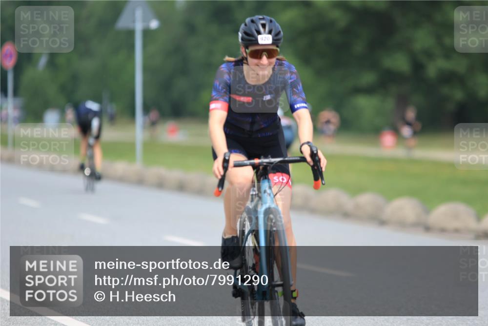 21.06.2025 - 27. Vierlanden-Triathlon H.Heesch http://msf.ph/oto/7991290 15.06.2025 11:55:26 Radfahren 920, 960, 962 meine-sportfotos.de