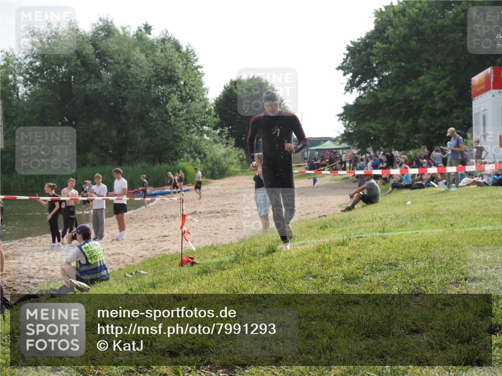 15.06.2025 - 27. Vierlanden-Triathlon KatJ http://msf.ph/oto/7991293 15.06.2025 09:13:36 Schwimmen 237 meine-sportfotos.de