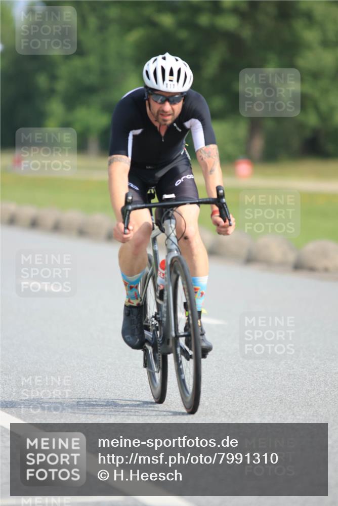 15.06.2025 - 27. Vierlanden-Triathlon H.Heesch http://msf.ph/oto/7991310 15.06.2025 09:56:21 Radfahren 111, 132, 218 meine-sportfotos.de