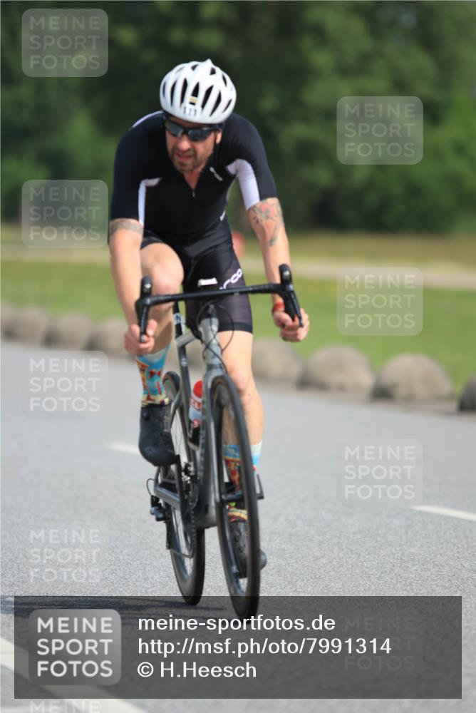15.06.2025 - 27. Vierlanden-Triathlon H.Heesch http://msf.ph/oto/7991314 15.06.2025 09:56:21 Radfahren 111, 132, 218 meine-sportfotos.de