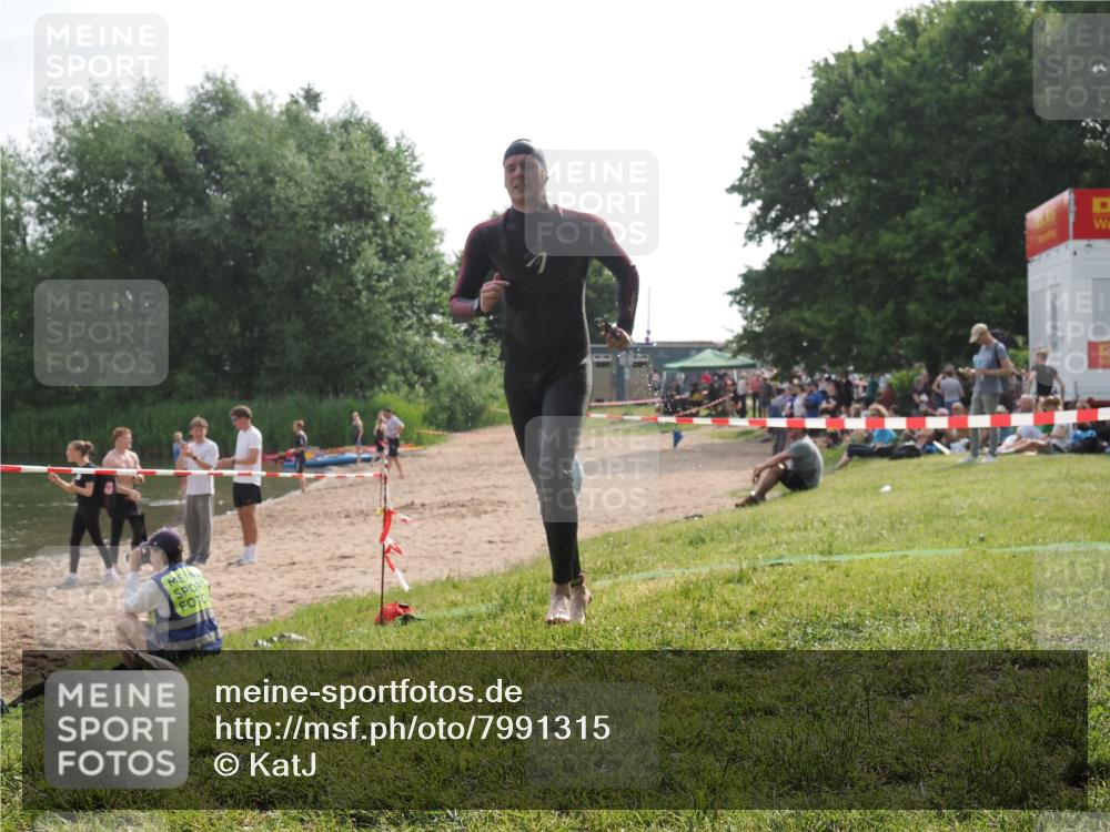 15.06.2025 - 27. Vierlanden-Triathlon KatJ http://msf.ph/oto/7991315 15.06.2025 09:13:37 Schwimmen 237 meine-sportfotos.de