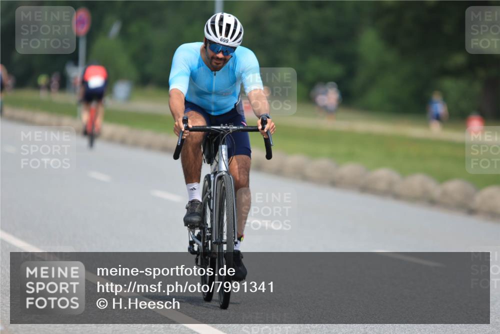 21.06.2025 - 27. Vierlanden-Triathlon H.Heesch http://msf.ph/oto/7991341 15.06.2025 11:55:52 Radfahren 699, 779, 786, 828 meine-sportfotos.de