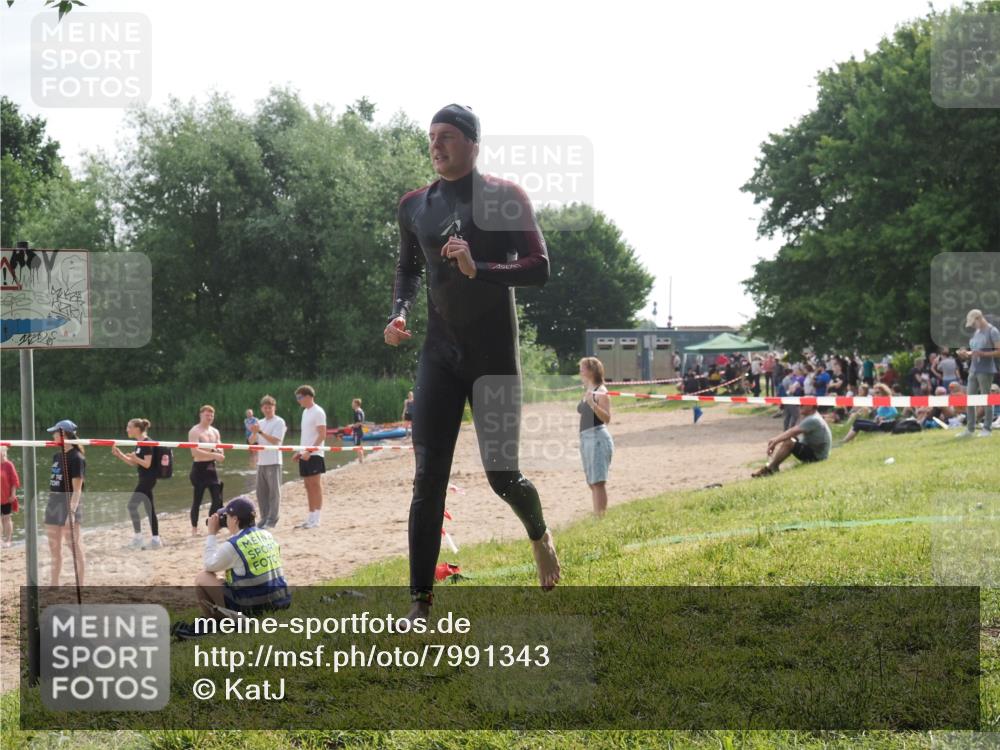 15.06.2025 - 27. Vierlanden-Triathlon KatJ http://msf.ph/oto/7991343 15.06.2025 09:13:38 Schwimmen 237 meine-sportfotos.de