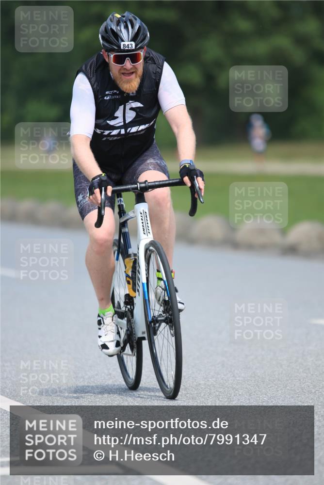 21.06.2025 - 27. Vierlanden-Triathlon H.Heesch http://msf.ph/oto/7991347 15.06.2025 11:56:08 Radfahren 783, 832, 843 meine-sportfotos.de