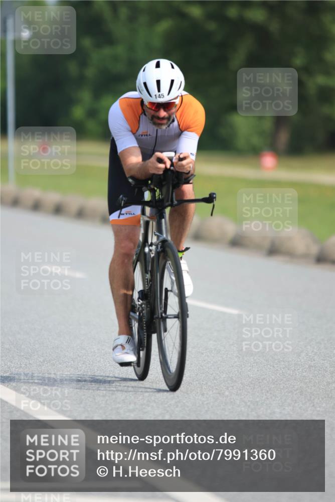 15.06.2025 - 27. Vierlanden-Triathlon H.Heesch http://msf.ph/oto/7991360 15.06.2025 09:57:15 Radfahren 130, 145, 209 meine-sportfotos.de