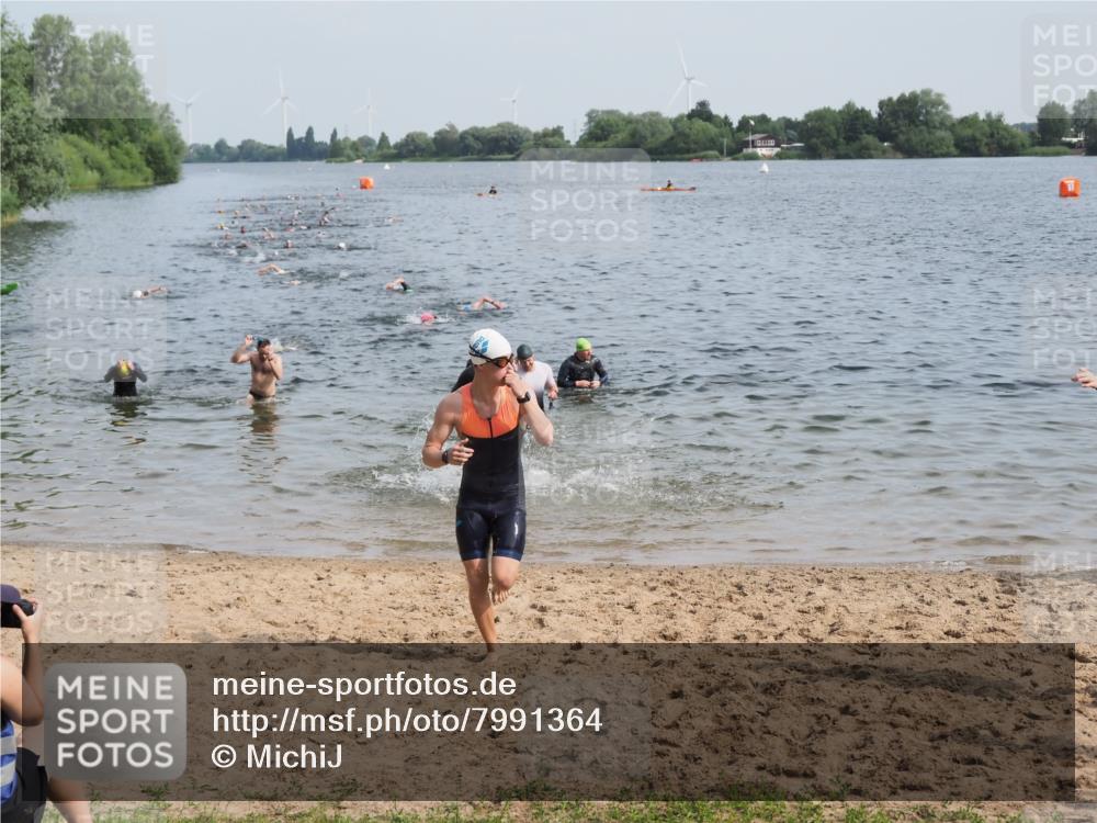 21.06.2025 - 27. Vierlanden-Triathlon MichiJ http://msf.ph/oto/7991364 15.06.2026 09:54:11 Schwimmen 267, 302, 337, 356 meine-sportfotos.de