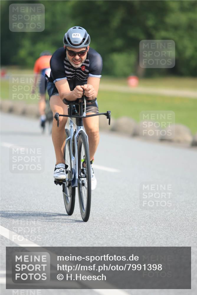 15.06.2025 - 27. Vierlanden-Triathlon H.Heesch http://msf.ph/oto/7991398 15.06.2025 09:57:55 Radfahren 121 meine-sportfotos.de