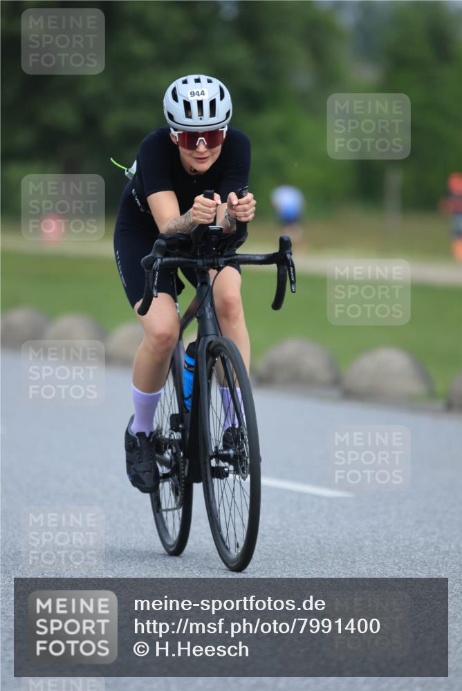 21.06.2025 - 27. Vierlanden-Triathlon H.Heesch http://msf.ph/oto/7991400 15.06.2025 11:56:24 Radfahren 830, 944 meine-sportfotos.de